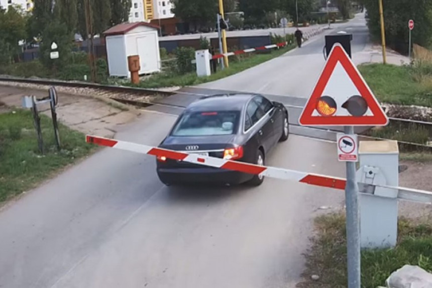 Vozač ignorisao rampu na pružnom prelazu u Banjaluci