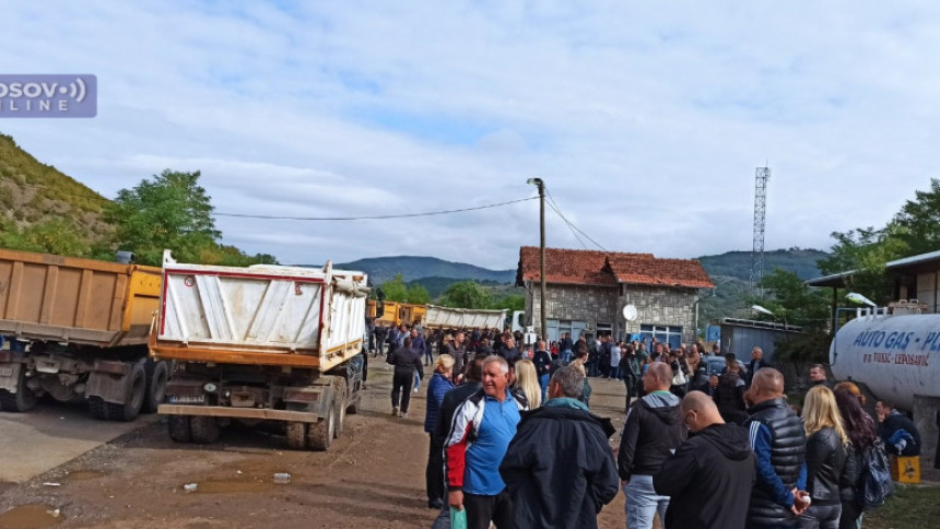 Građani i dalje na prelazima Jarinje i Brnjak