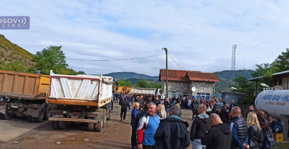 Građani i dalje na prelazima Jarinje i Brnjak