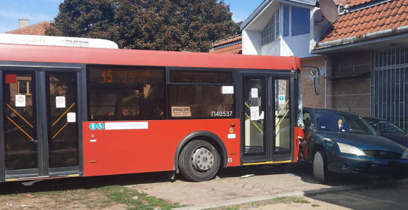 Gradski autobus danas uletio u park u Zemunu