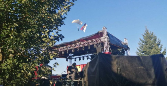 Najveća trobojka, krst od 15 metara u čast patrijarha