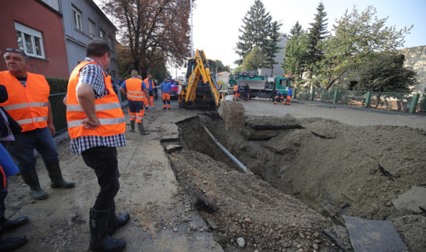 Zagreb: Poplava, voda dizala asfalt na ulicama