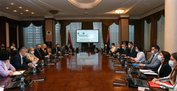 Ministar i direktori bolnica brane se saopštenjem