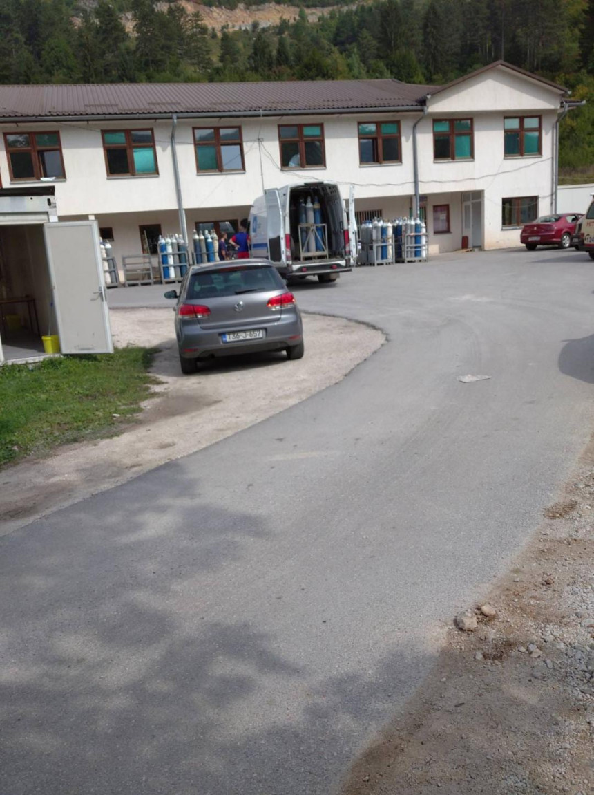 U bolnicu u I. Sarajevu dopremljene boce s kiseonikom