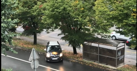 Vozači skraćuju put preko pješačke staze (VIDEO)