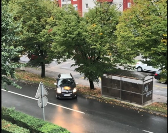Vozači skraćuju put preko pješačke staze (VIDEO)