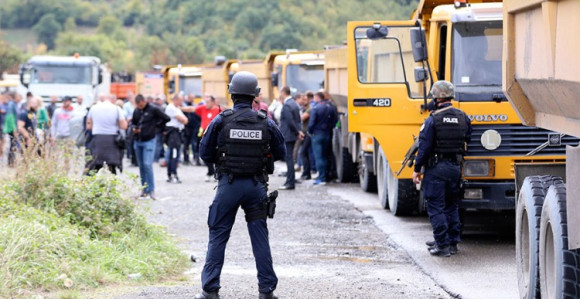 Helikopter KFOR-a nadlijeće prelaze Jarinje i Brnjak