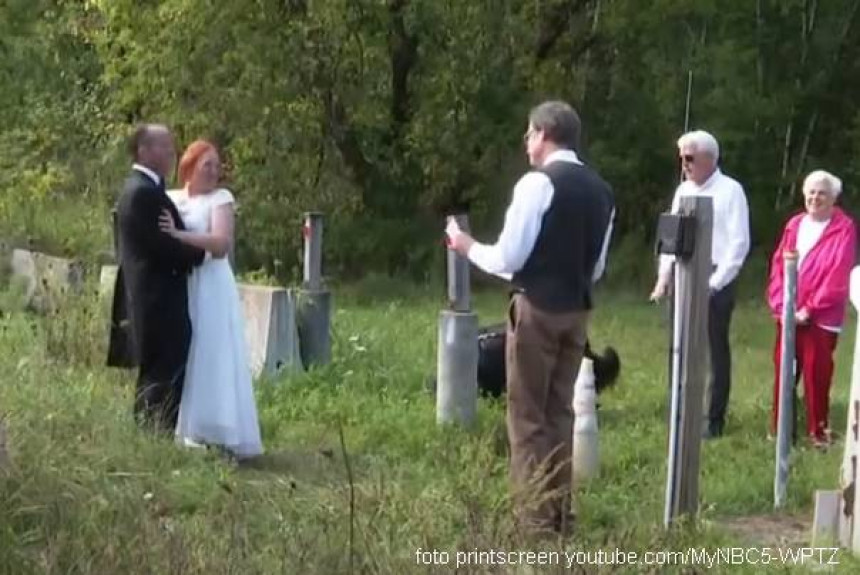 Venčali se na granici SAD i Kanade! (VIDEO)