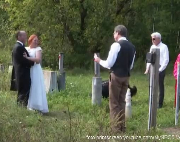 Venčali se na granici SAD i Kanade! (VIDEO)
