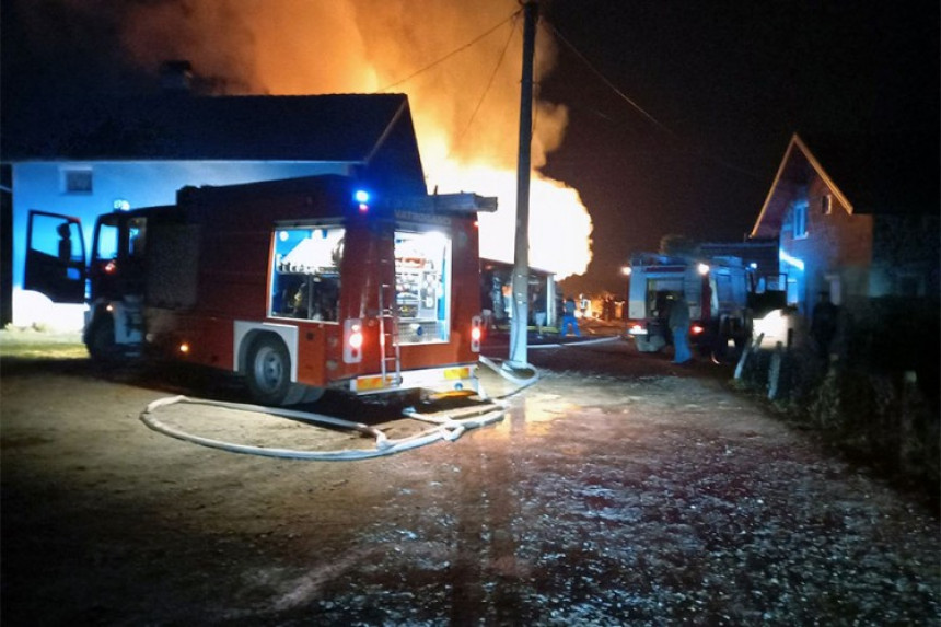 Приједор: У пожару изгорјеле вриједне машине и роба