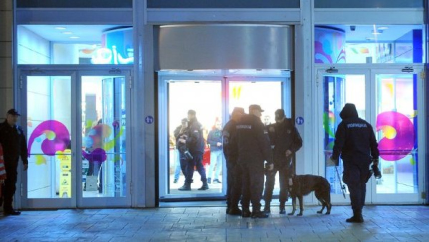 Евакуисан тржни, разбијен уређај аларма за пожар