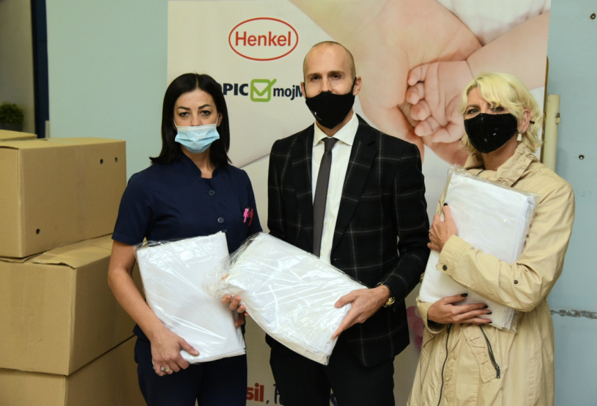 Тропиц и мојМаркет донирали постељине за породиље и бебе из УКЦ Бања Лука