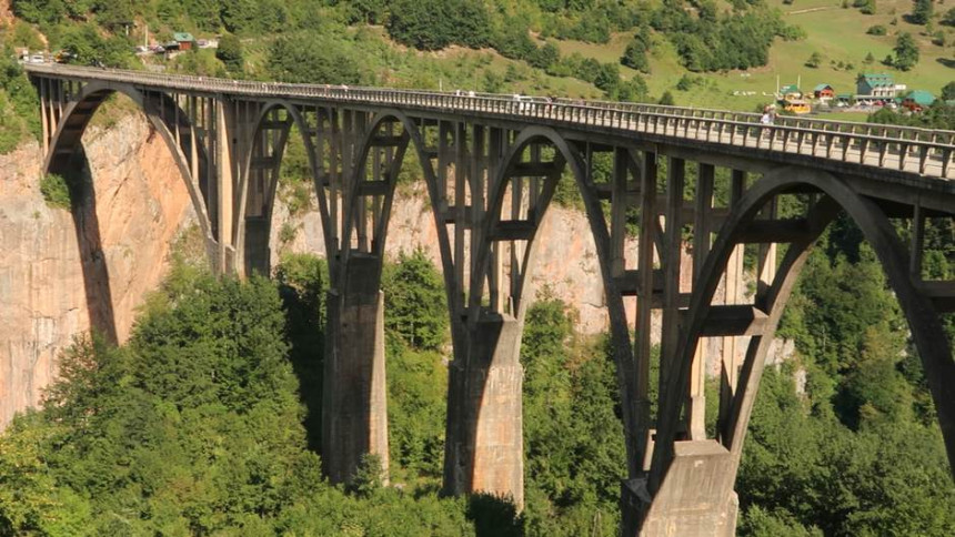 Radnik poginuo dok je pomagao turistkinji