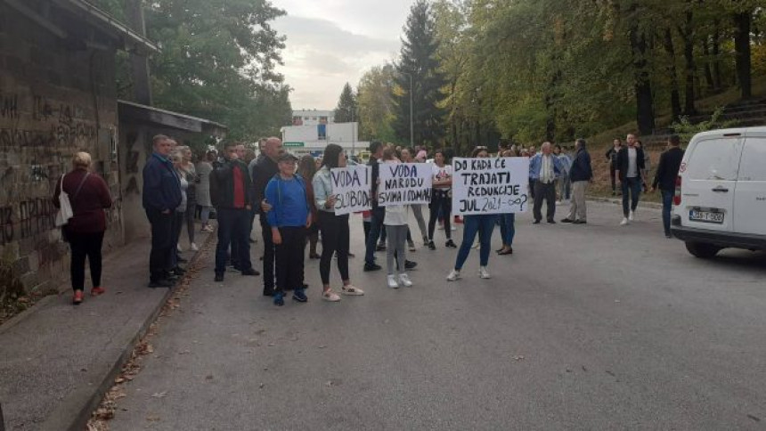 Порука огорченим људима у И.Сарајеву: СЛОМИЋУ ВАМ РУКУ