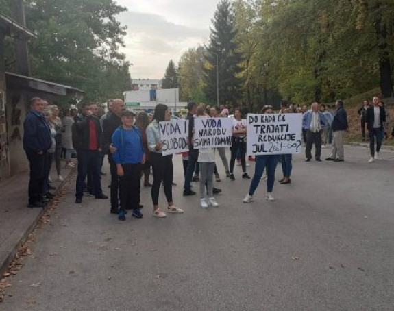 Порука огорченим људима у И.Сарајеву: СЛОМИЋУ ВАМ РУКУ
