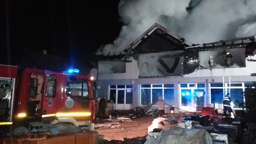 Пожар опустошио фабрику "Јашић комерц" (ВИДЕО)