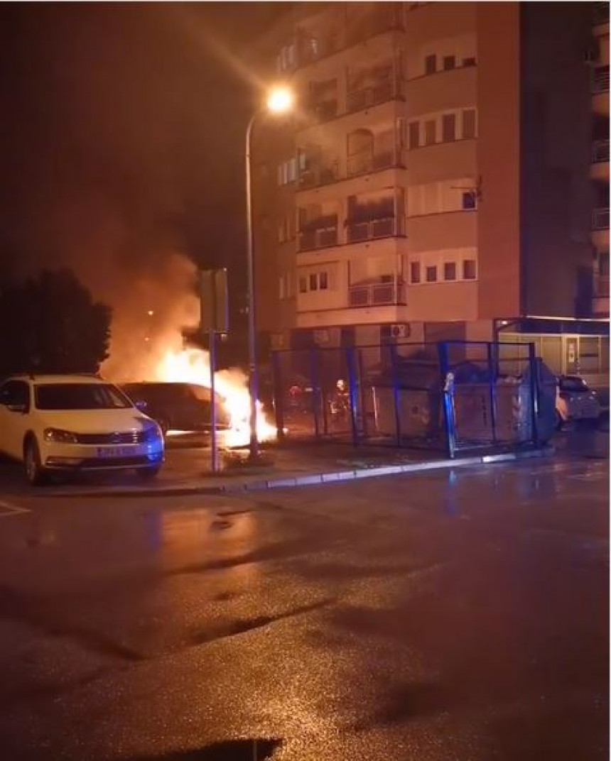Banjaluka: Izgorio automobil, još jedno vozilo oštećeno