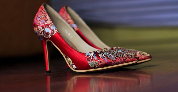 Tužio ženu jer se sapleo o njene cipele i sav se izlomio?!