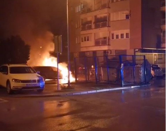 Бањалука: Изгорио аутомобил, још једно возило оштећено