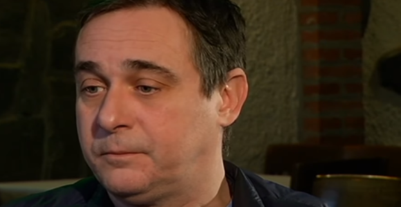 Glumac u teškom stanju, priključen na respirator