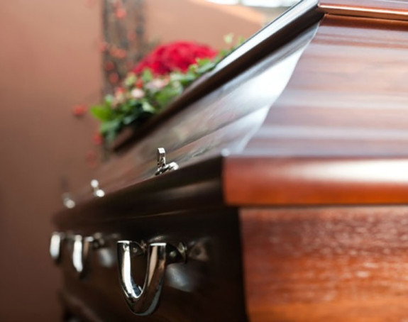 Tukao krstom policajce jer su mu saopštili da mu je žena oživela!