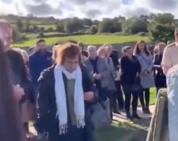 Sahrana na kojoj su se ljudi kroz suze smejali kad su začuli pokojnikov glas! (VIDEO)