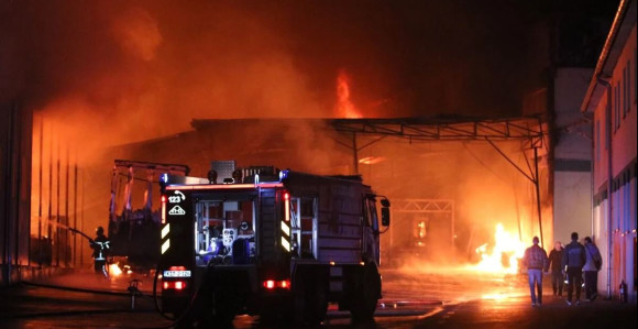 Požar u Srebreniku uz eksplozije: I dalje gori fabrika