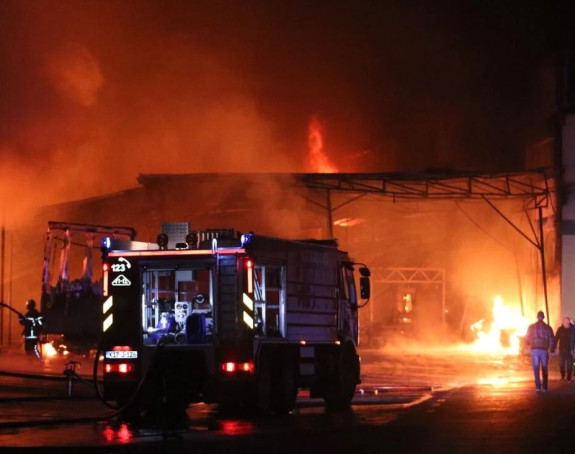 Požar u Srebreniku uz eksplozije: I dalje gori fabrika