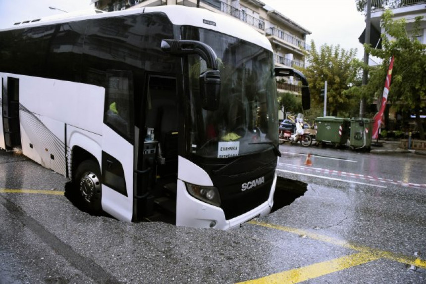 Солун: Аутобус са радницима упао у рупу на путу