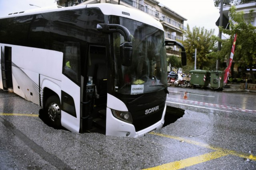 Solun: Autobus sa radnicima upao u rupu na putu