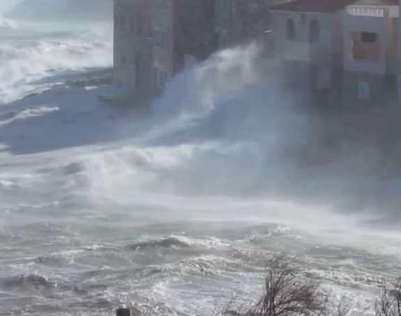 Orkanska bura u Hrvatskoj, zatvoren most i putevi