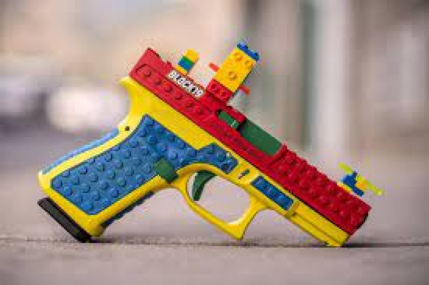 Tinejdžer nosio lego pištolj, jurila ga policija
