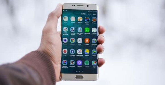 Egipćanin progutao mobilni telefon i 6 meseci ga nosao u stomaku! (FOTO)