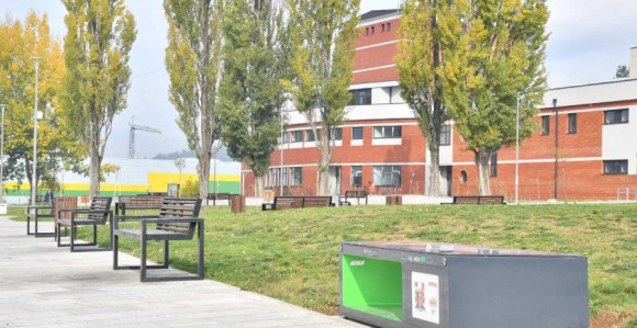 Sberbank a.d. Banja Luka poklonila „pametnu“ solarnu klupu Istočnom Novom Sarajevu