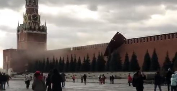 Haos u Moskvi – srušen dio zida Kremlja (VIDEO)