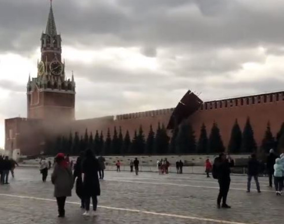 Haos u Moskvi – srušen dio zida Kremlja (VIDEO)