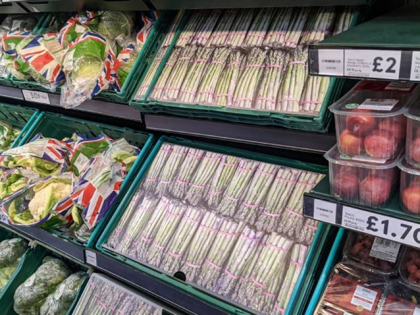 Kriza u Britaniji: Na police stavljaju povrće od kartona