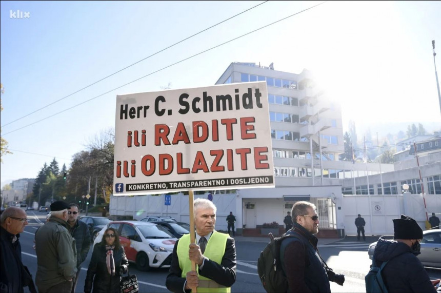 Protesti pred OHR-om: Šmit da radi posao ili ode iz BiH