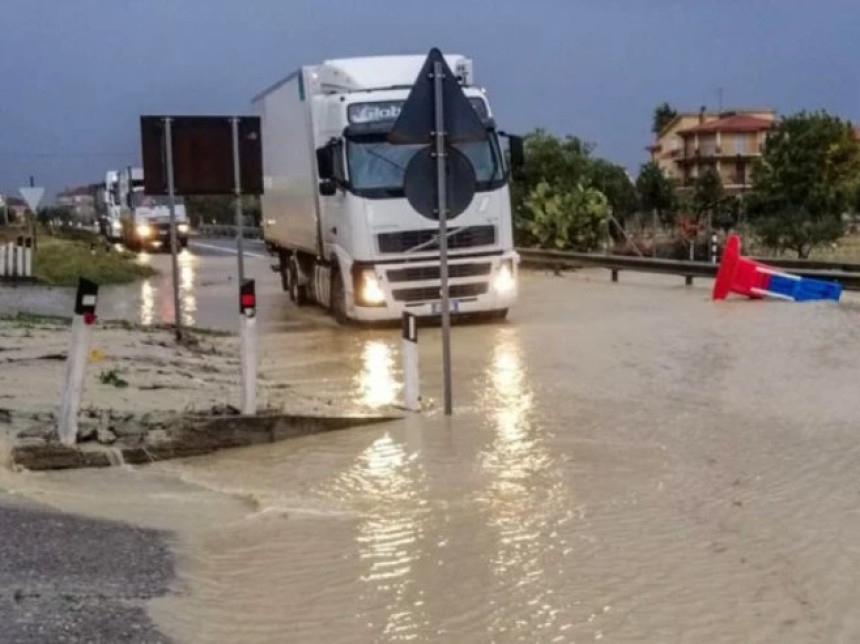 Snažna oluja na jugu Italije, ima poginulih (VIDEO)