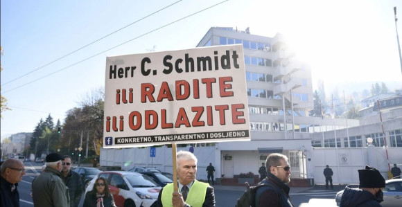 Protesti pred OHR-om: Šmit da radi posao ili ode iz BiH