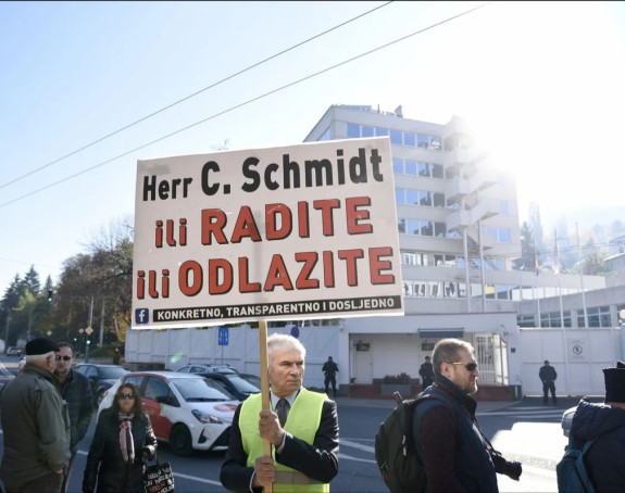 Protesti pred OHR-om: Šmit da radi posao ili ode iz BiH
