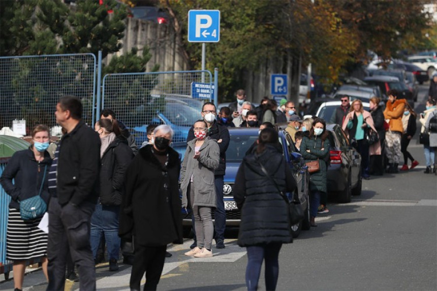 Kolaps u Zagrebu: Bolesni ljudi stoje i čekaju satima