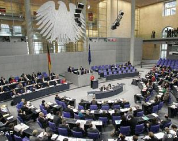 Њемачка: Сједница новог парламента, Меркел посјетилац