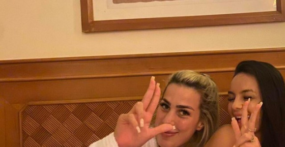 Albanska misica u znak podrške pokazala 3 prsta!