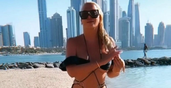Karleuša u nikad izazovnijem izdanju na plaži! (FOTO)