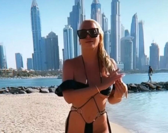Karleuša u nikad izazovnijem izdanju na plaži! (FOTO)