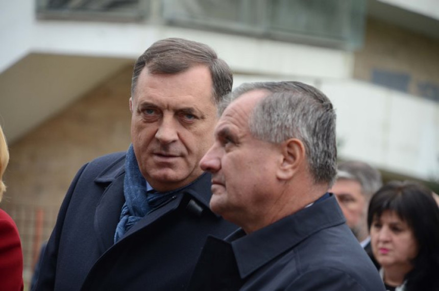 Dodik hvata zmije tuđim rukama: Naredi, drugi potpišu