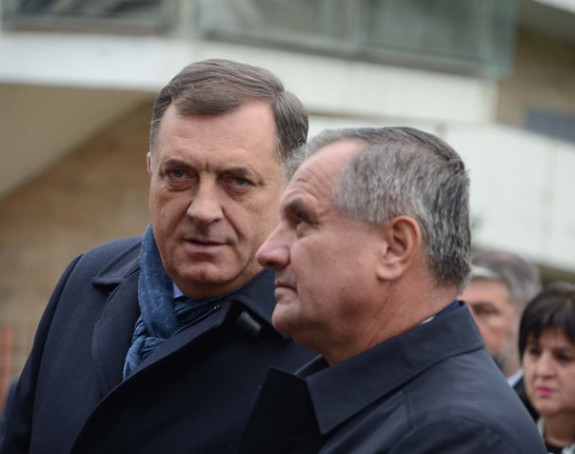 Dodik hvata zmije tuđim rukama: Naredi, drugi potpišu