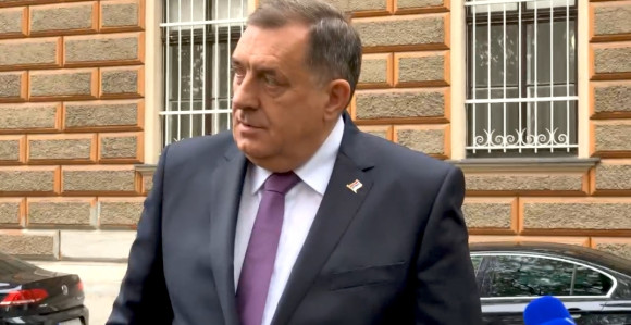 Čujem da Eskobar poziva telefonom, daje naloge, prijeti