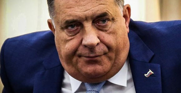 Ljubomoran što nije glavni, traži dlaku u jajetu opoziciji